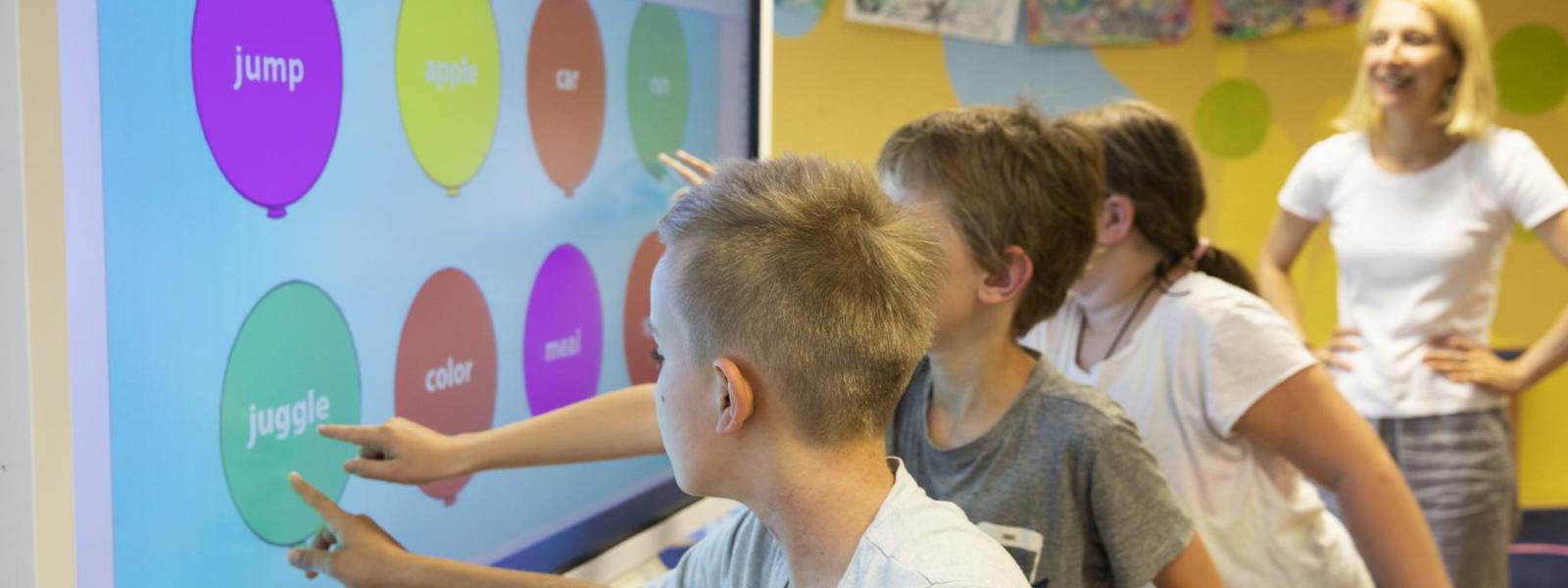 Kinder an Smartboard Tafel