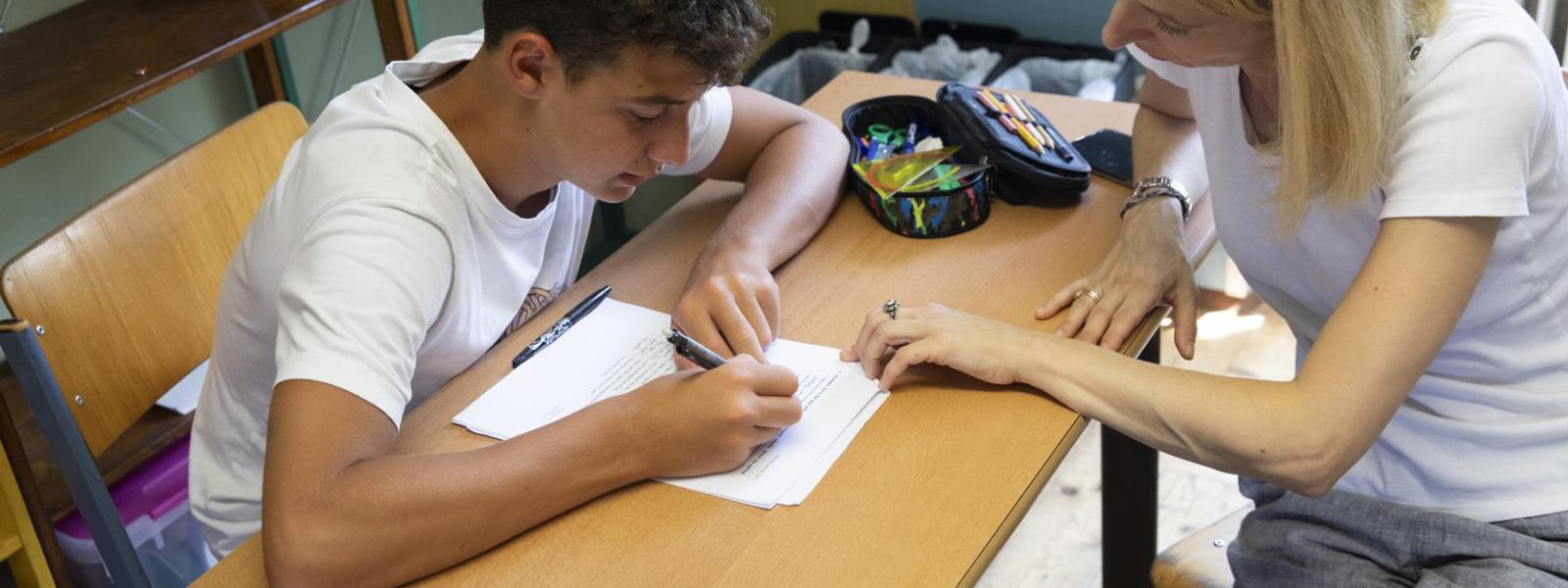 Kinder und Lehrerin lernen