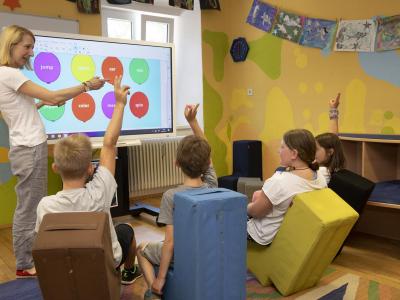 Kinder an Smartboard Tafel