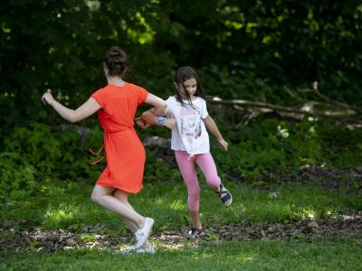 Schüler tanzen mit Lehrerin