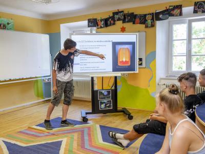 Lehrerin mit Smartboard