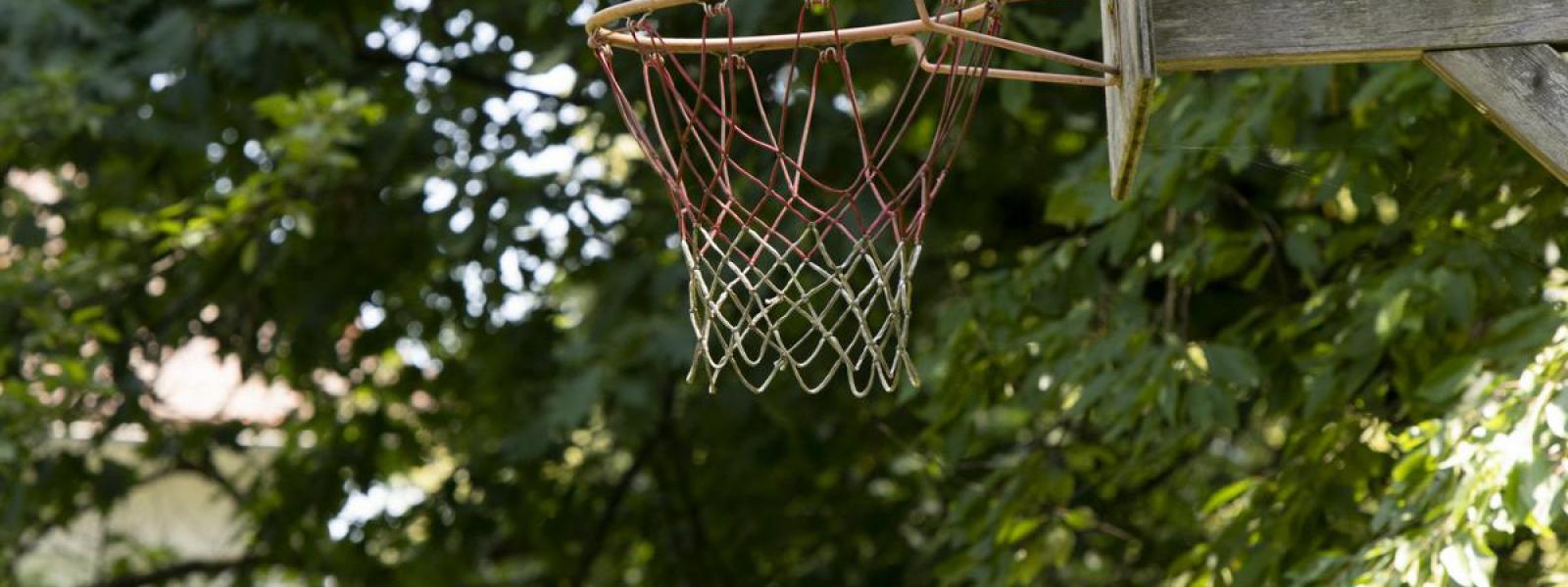 Schüler spielen Basketball