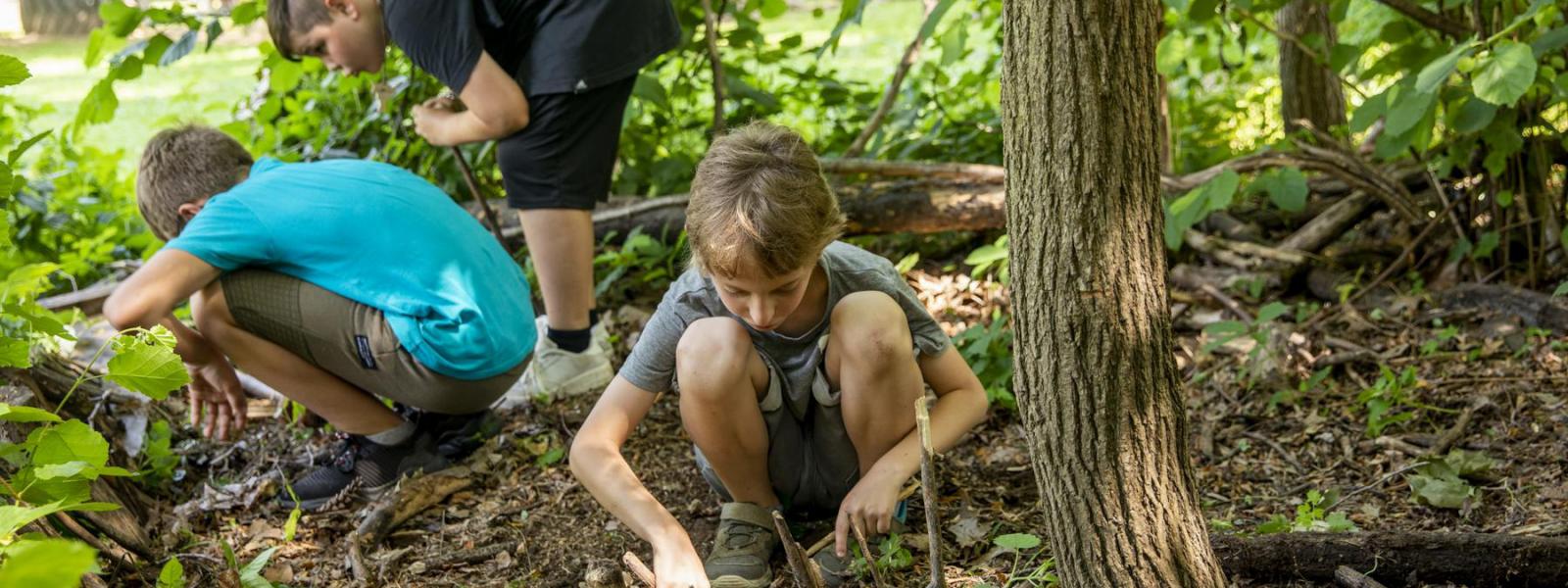 Kinder spielen im Wald