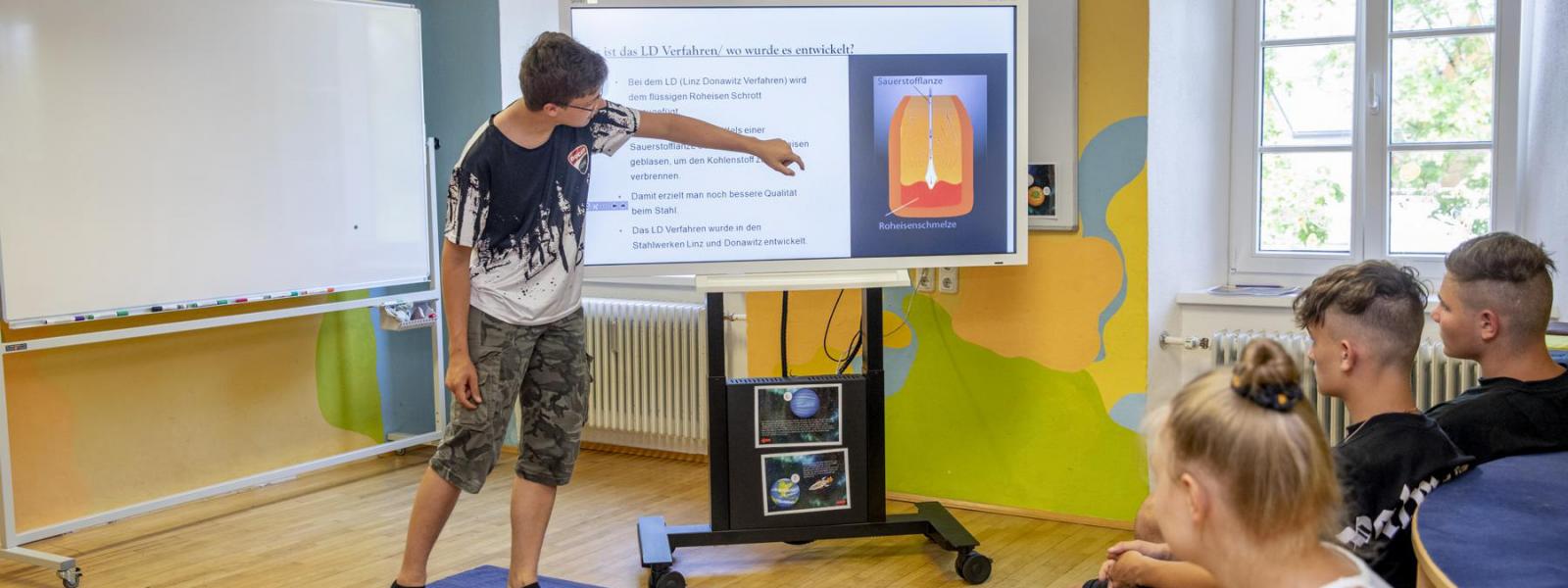 Lehrerin mit Smartboard