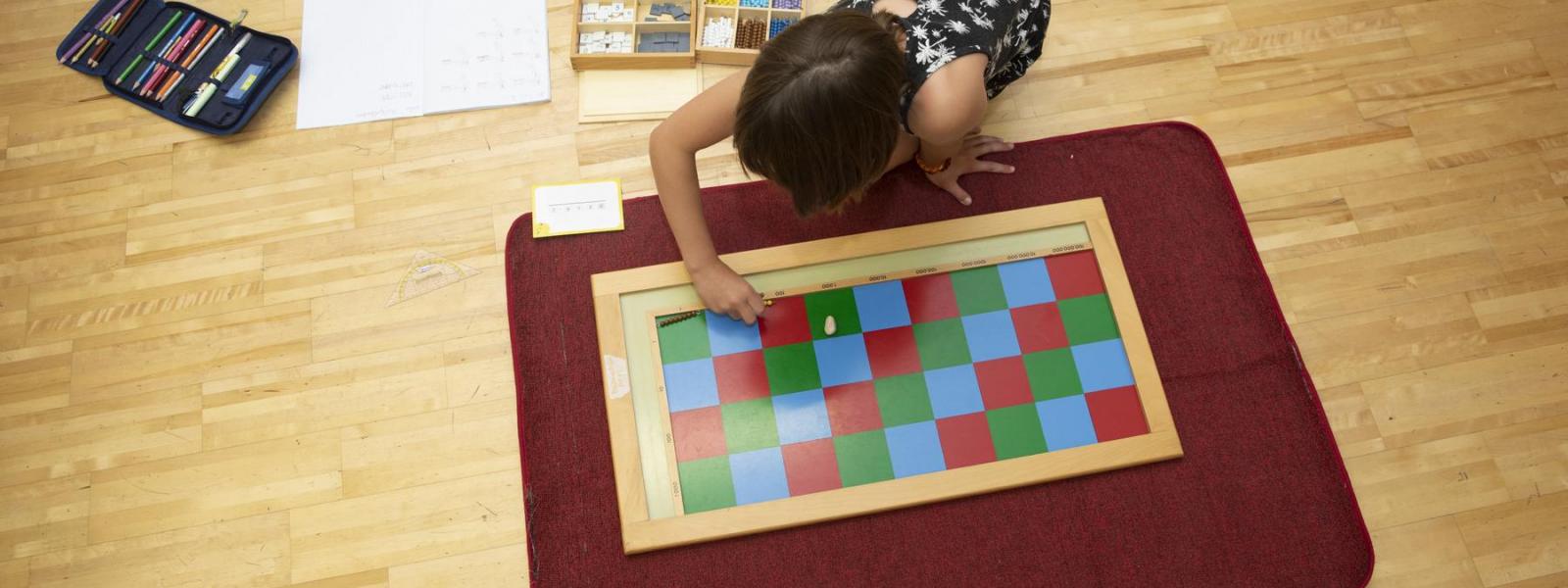 Kind mit Montessorimaterialien